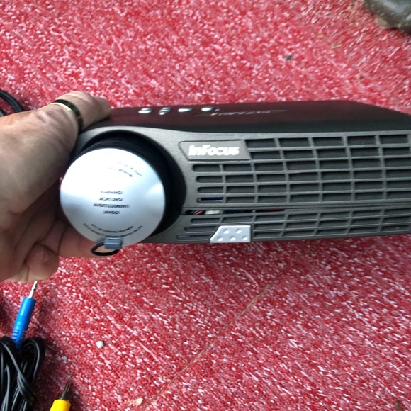 NEW PROJECTOR - Picture 4 of 12